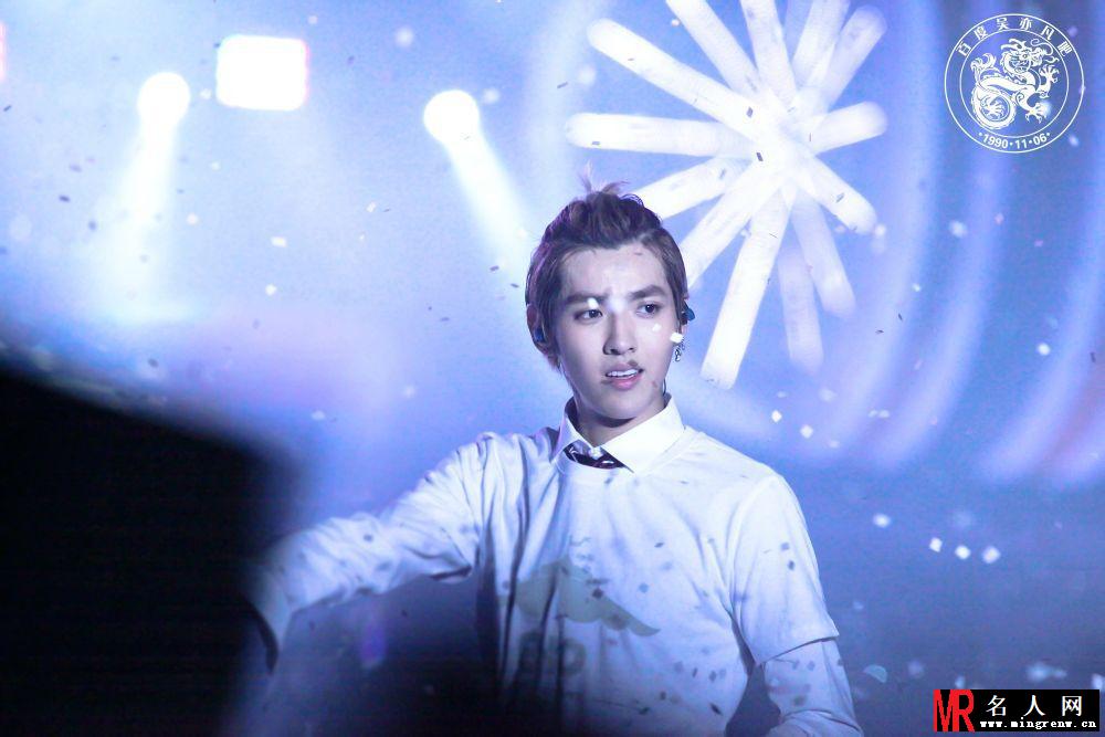 吴亦凡2013年SMWEEK与粉丝欢度周末演唱大赏休闲装扮帅气(1)
