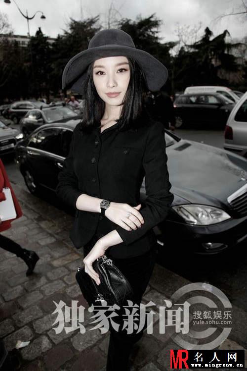倪妮巴黎观看春夏秋冬装高定 与吴奇隆合照笑容甜美(1)