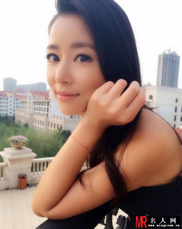 林心如现身沈阳六桂福开业庆典 活动之前阳台悠闲看风景(1)