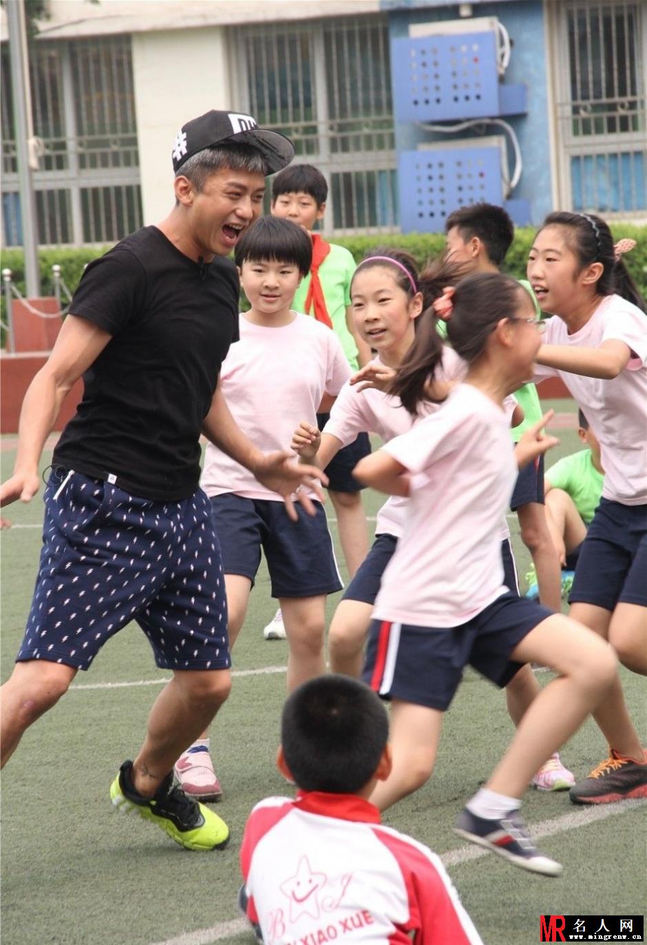 邓超到小学当“插班生”跟小学生玩撕名牌(1)