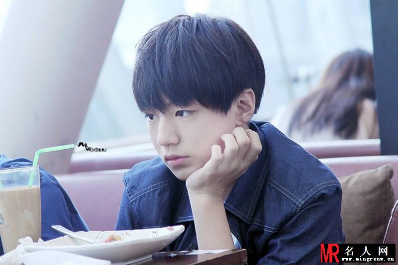 TFBOYS王俊凯牛仔上衣生活照(1)