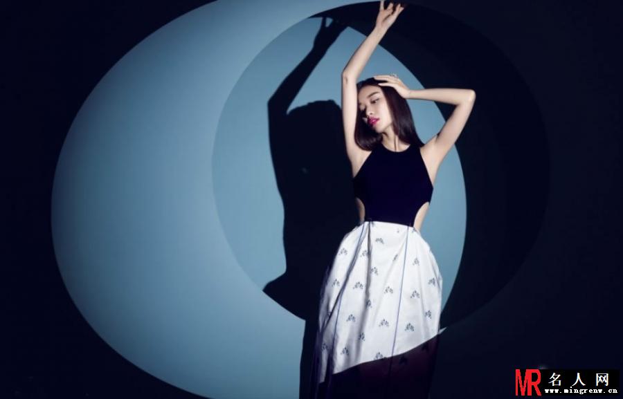 倪妮《嘉人》时尚写真 光影交错展完美曲线(1)