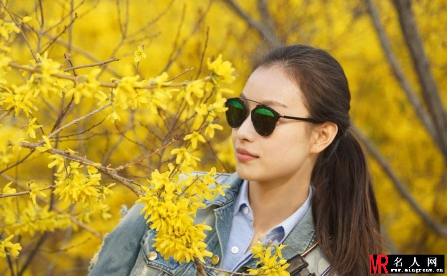 倪妮春日街拍灵动活跃 纯净美好宛如处子(1)
