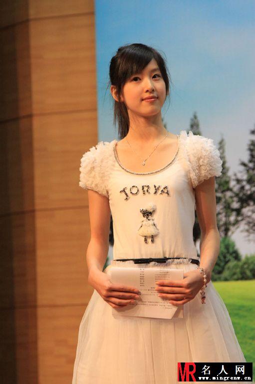 奶茶妹妹章泽天昔日担任南大作文比赛主持照曝出(1)