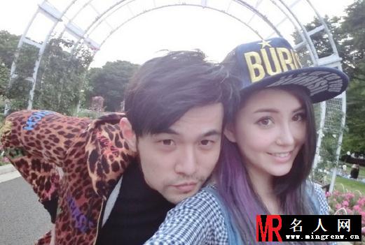 周杰伦潮装抵达香港 婚期将近满面笑容(1)