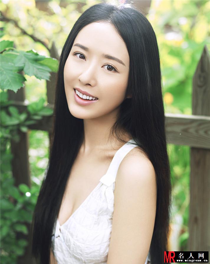 颜丹晨田园写真曝光 大展笑颜娇美动人(1)