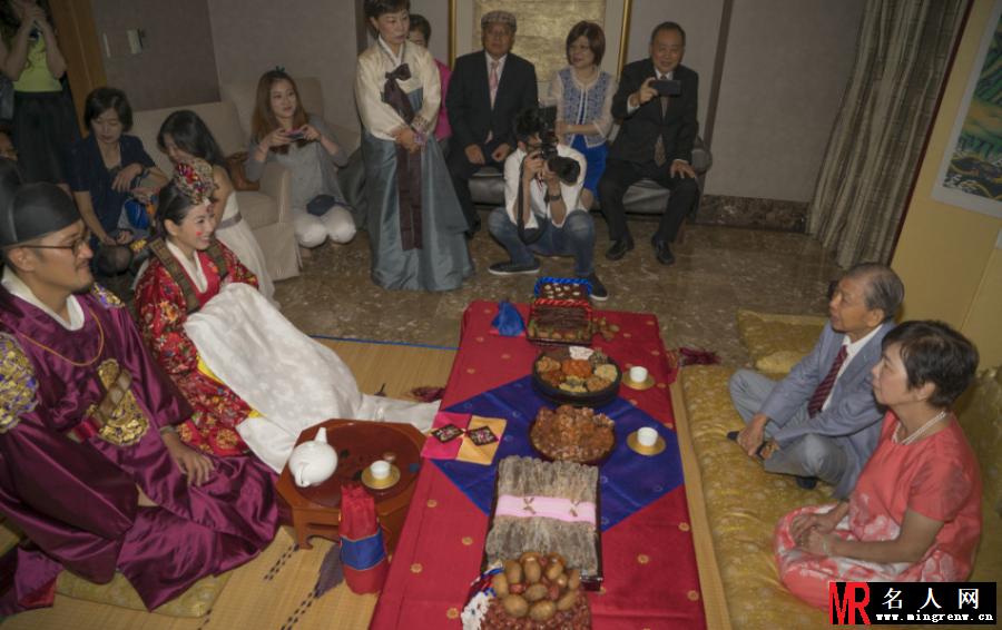 许茹芸首尔大婚 穿韩服熊吻丈夫(1)