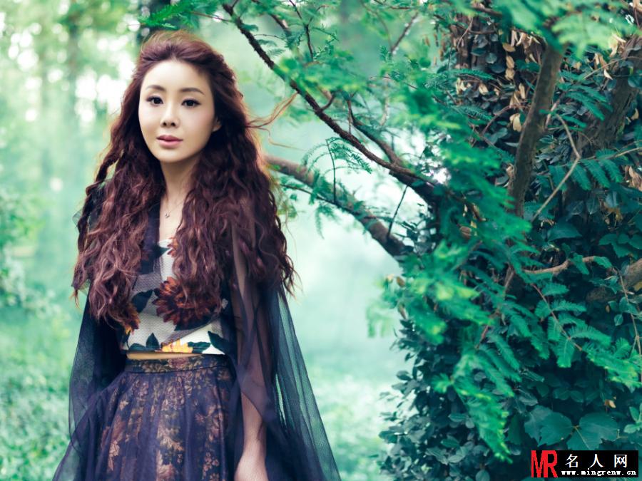 王筝新专辑写真 置身丛林宛如仙子(1)