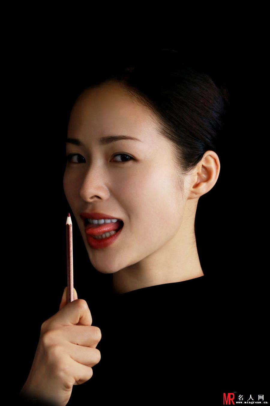 江一燕搞怪写真曝光 变身鬼脸表情后(1)