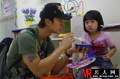 吴尊女儿首曝光 托腮嘟嘴卖萌(1)