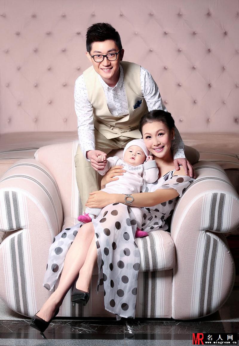 金志文携妻女拍写真 一家三口其乐融融(1)
