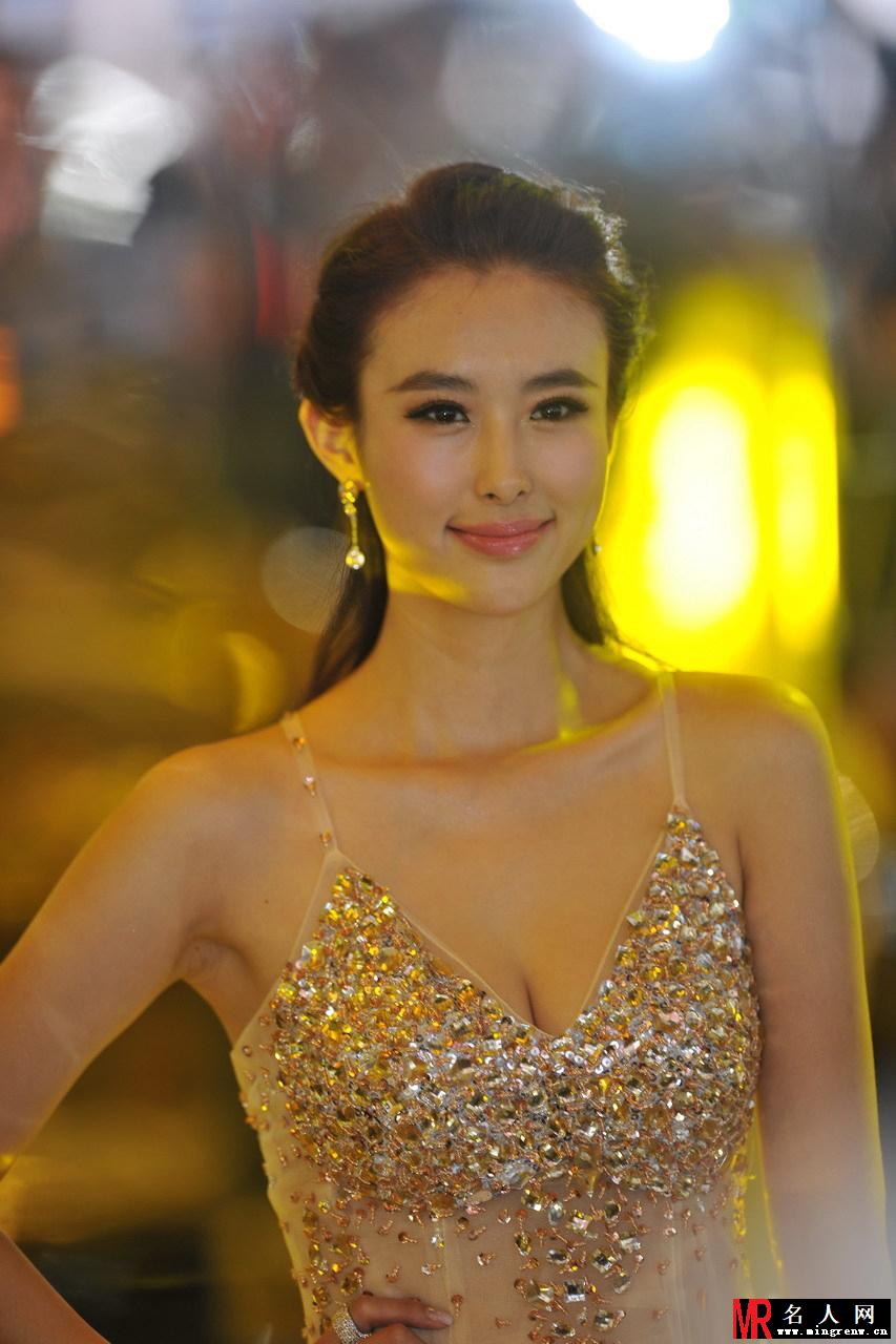 车模兽兽黄金水钻土豪装扮亮相 低胸性感秀爆乳(1)