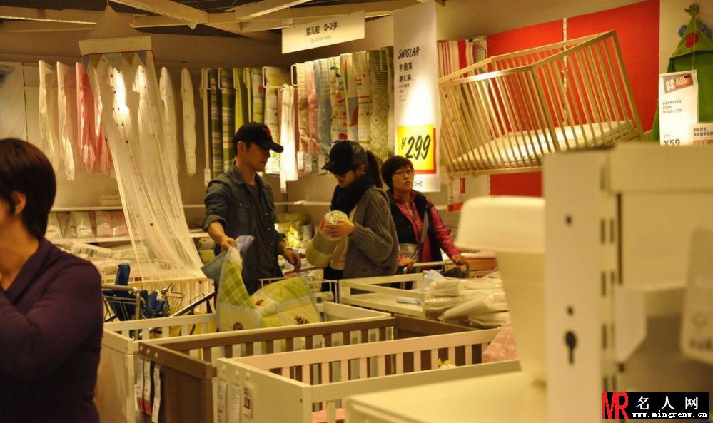 严宽杜若溪商场秀甜蜜 买婴儿床疑造人成功(1)