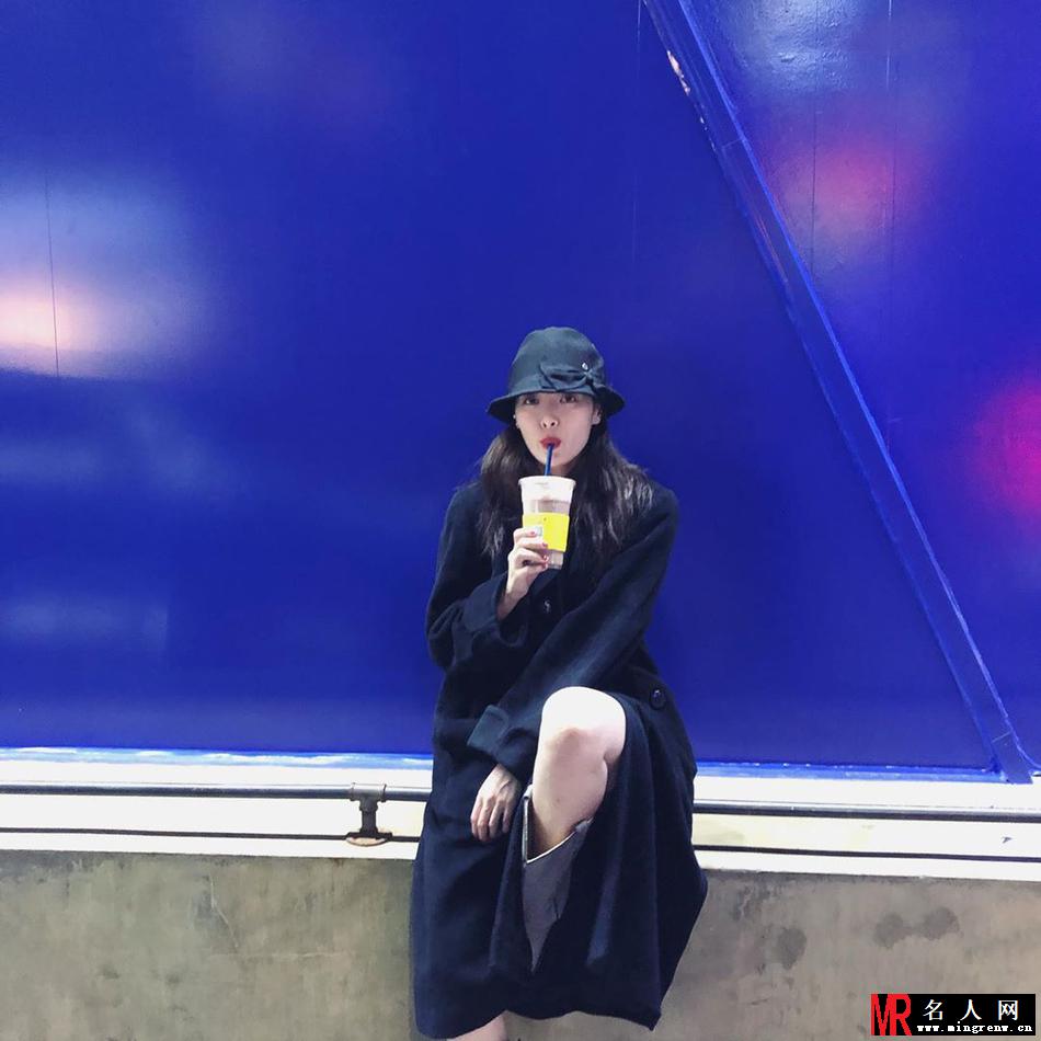 泫雅现身街头 秋冬造型很时尚(1)