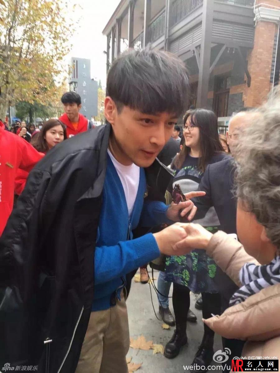 胡歌参加上戏70年校庆 学生打扮上台朗诵(1)