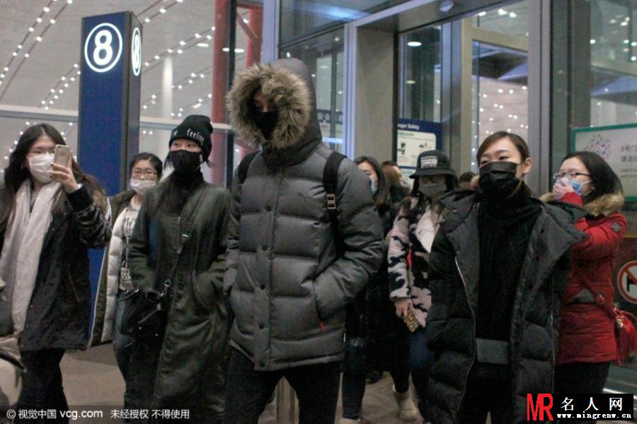 王凯深夜抵京无视狗仔 全副武装只露双眼(1)