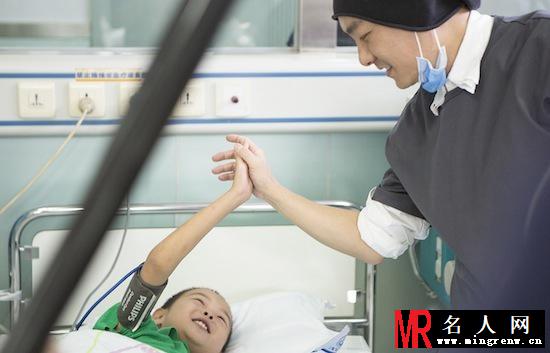 张卫健探访肾病孩子 为公益不遗余力(1)