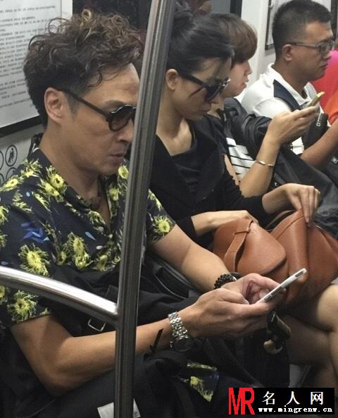 吴镇宇陈楚生挤北京地铁 早高峰轻松入座(1)