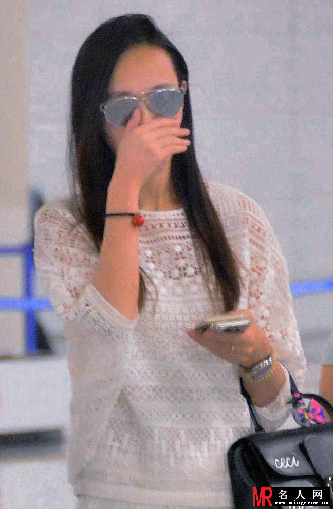 唐嫣戴墨镜现身机场 遮面似乎身体不适(1)