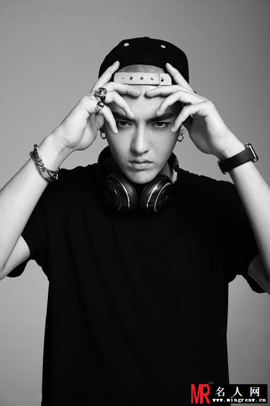 吴亦凡光头嘻哈摇滚写真首曝光(1)
