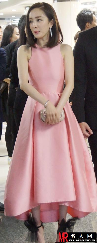 辣妈也玩小清新 杨幂粉裙美艳众人护驾(1)
