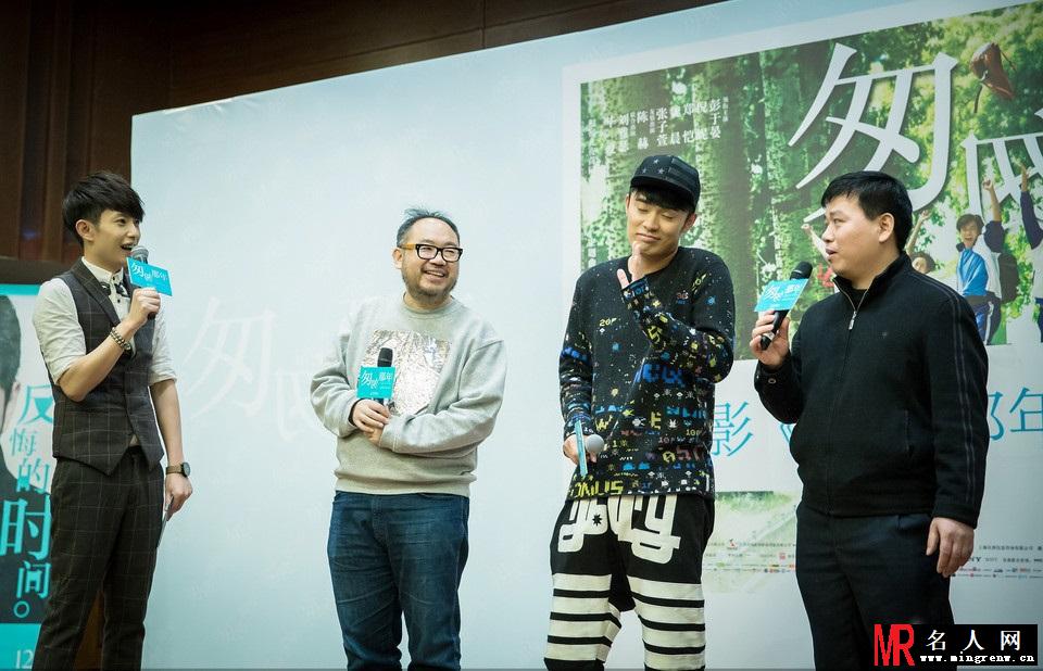张一白携陈赫来福州宣传《匆匆那年》现场玩自拍(1)