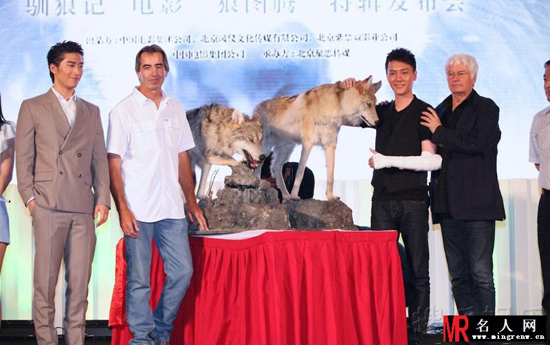 2014年《狼图腾》电影发布会 冯绍峰窦骁活泼好动(1)