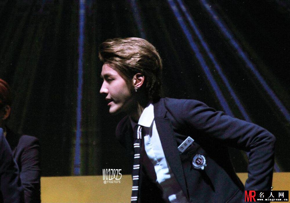 吴亦凡2013年亮相SKT日山公演与EXO众成员引爆全场激情(1)