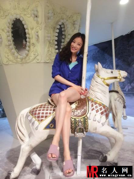 倪妮2014坐旋转木马生活照 大秀雪白修长美腿(1)