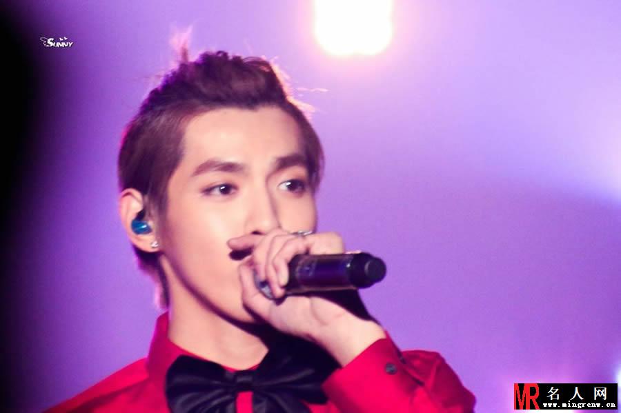 吴亦凡2013年韩国SM WEEK活动红色衬衣扎小辫颜值逆天卖力表演(1)