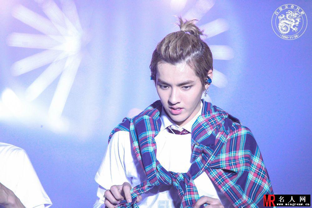 吴亦凡2013年SMWEEK与粉丝欢度周末演唱大赏休闲装扮帅气(1)
