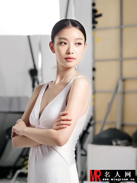 倪妮登《健康与美容》杂志 神情呆萌招人喜爱(1)
