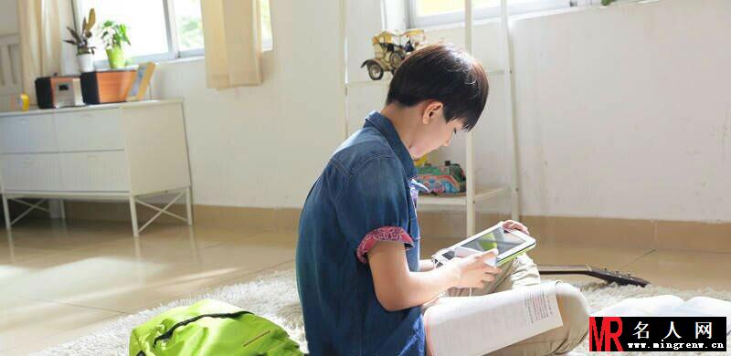 TFBOYS代言步步高广告 和何炅老师合照(1)