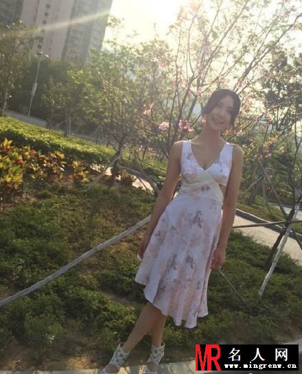 王祖蓝娇妻李亚楠性感低胸 诱惑动人身材劲爆(1)