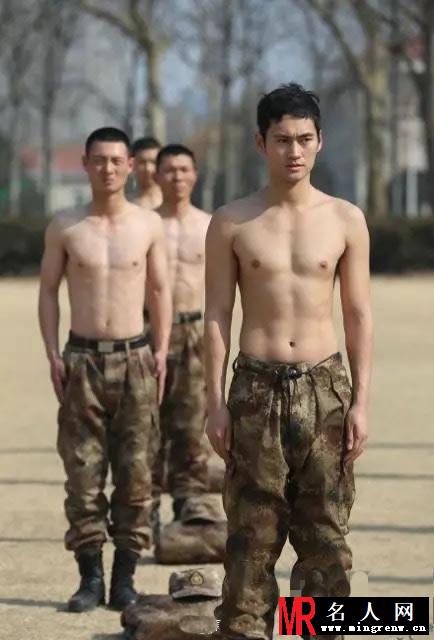《真正男子汉》曝光半裸男子汉剧照 杜海涛大肚出镜(1)