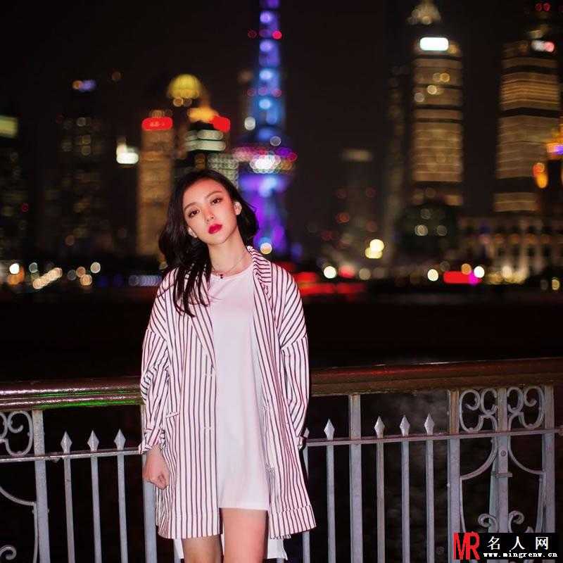 汪小敏街头诱惑街拍 演绎轻熟女风范(1)