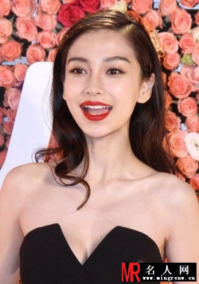 Angelababy出席活动与粉丝合影秒变斗鸡眼(1)