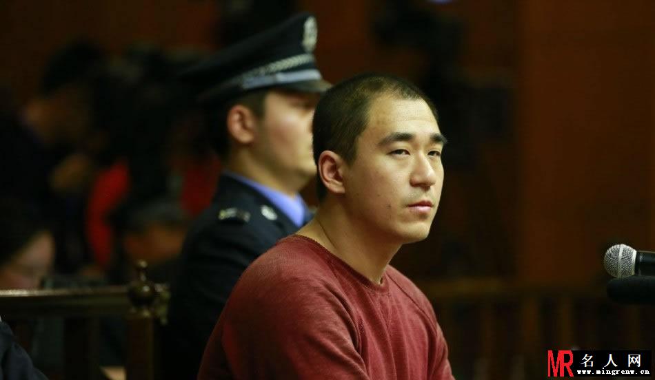 张默庭审照片曝光 红衣现身表情不屑(1)