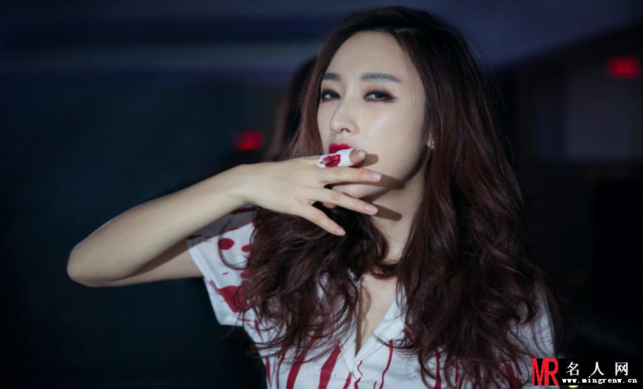 张俪万圣节写真曝光  把玩针筒大胆出位(1)