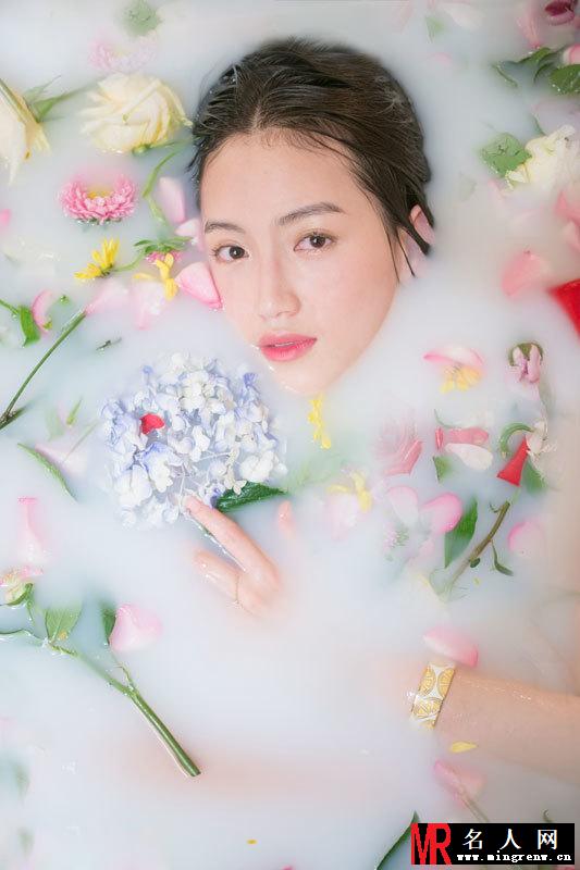 苏青另类写真 置身鲜花浴显诱惑(1)