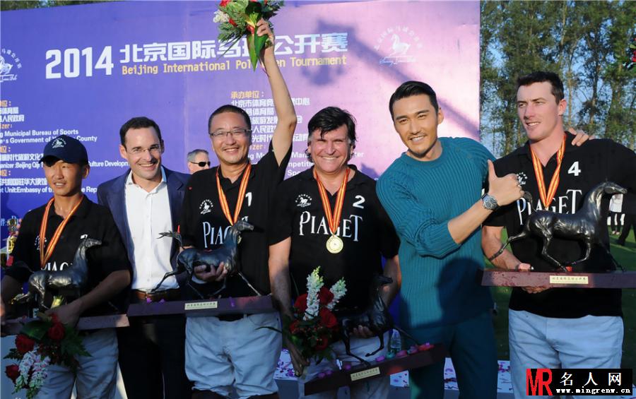 胡兵受邀参加马会 与草泥马合影(1)