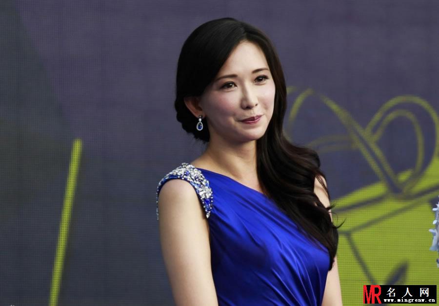 林志玲华服捞金 抿嘴比V卖萌(1)