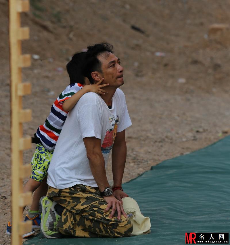 费曼变身小小男子汉 完成洞穴探险(1)