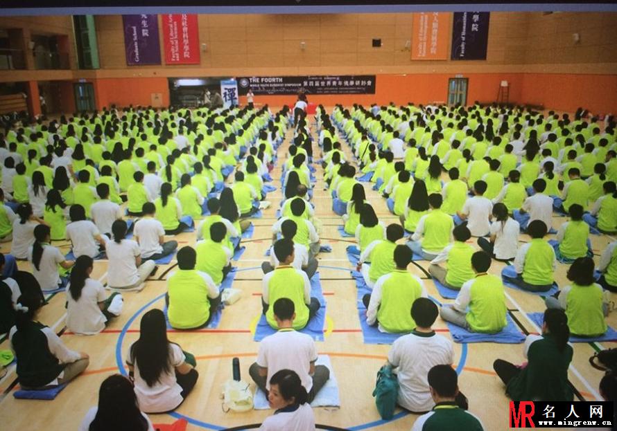 杨幂陪公婆参佛 素颜出镜显清爽(1)