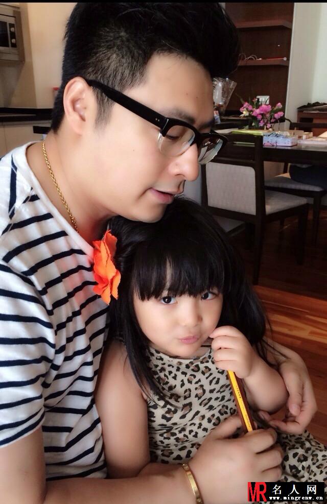 王岳伦探班女儿 Angle喜笑颜开逗乐现场(1)
