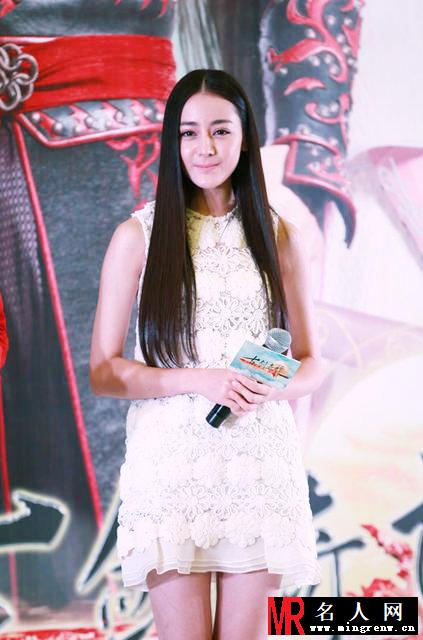 李易峰红衣现身 携手小师妹迪丽热巴卖萌(1)