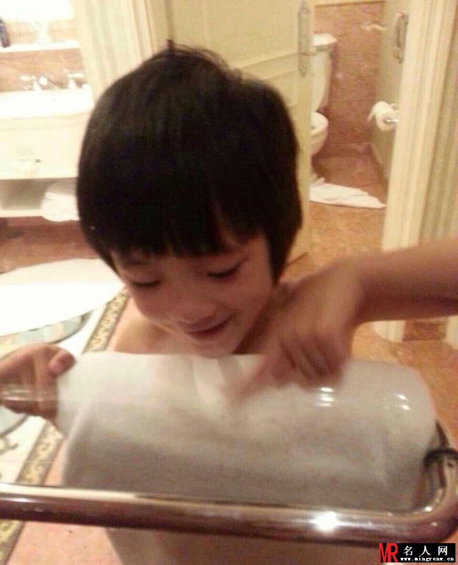 吴镇宇微博晒儿子哭照 网友直称费曼别哭(1)