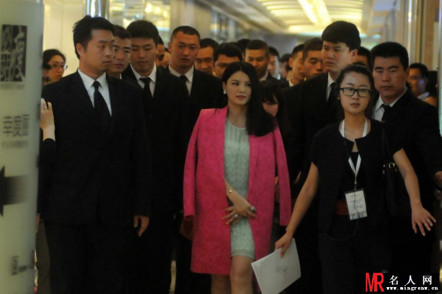 李湘挺孕肚获保镖簇拥 国际巨星范十足(1)