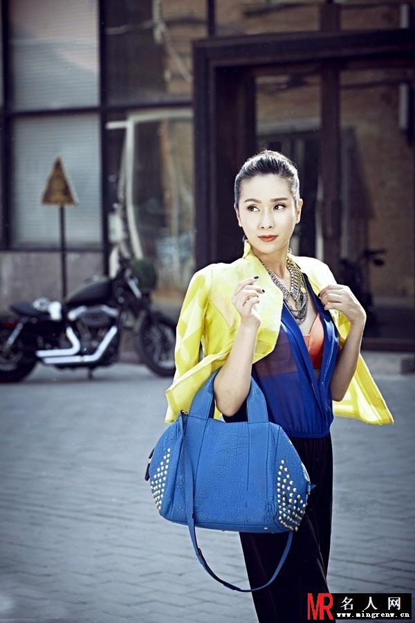 杨恭如街拍写真 时尚带知性美(1)