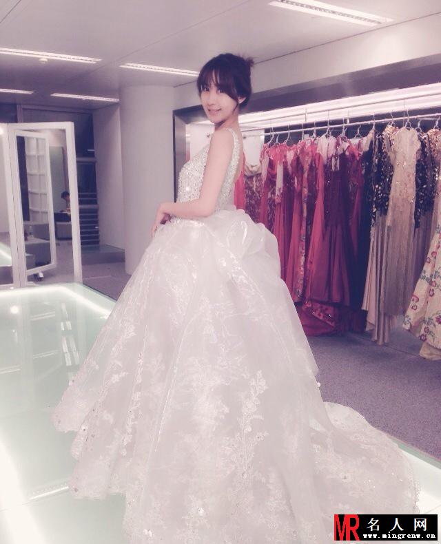花儿与少年糊涂妹李菲儿海量私照曝光(1)